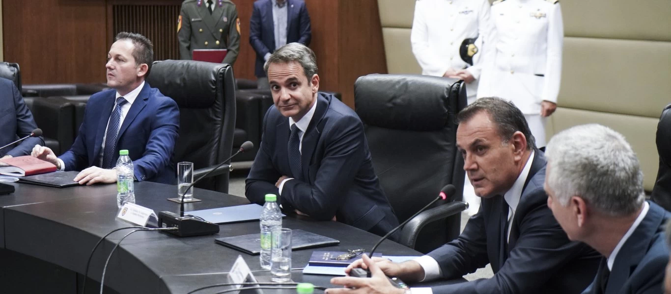 Σύσκεψη στο Μ. Μαξίμου: Ν. Παναγιωτόπουλος και Κ. Φλώρος ενημερώνουν τον Κ. Μητσοτάκη για το τουρκικό πλοίο